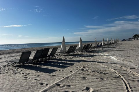 Купить кондоминиум в Бэл-Харбор, Флорида 2 спальни, 128.95м2, № 1923056 - фото 19