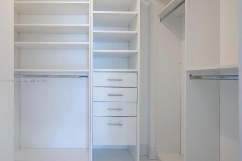 Купить кондоминиум в Бэл-Харбор, Флорида 2 спальни, 128.95м2, № 1923056 - фото 11