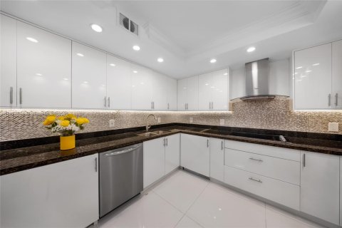 Купить кондоминиум в Бэл-Харбор, Флорида 2 спальни, 128.95м2, № 1923056 - фото 8