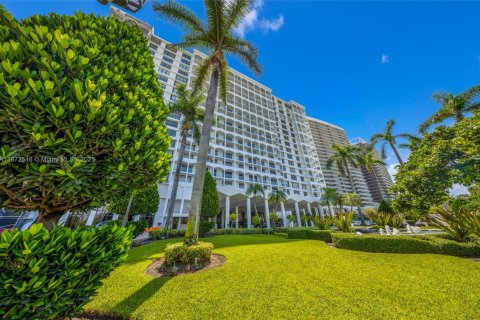 Купить кондоминиум в Бэл-Харбор, Флорида 2 спальни, 128.95м2, № 1923056 - фото 16