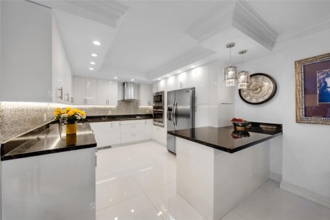 Купить кондоминиум в Бэл-Харбор, Флорида 2 спальни, 128.95м2, № 1923056 - фото 9