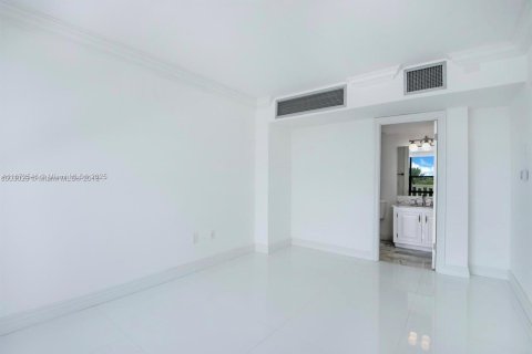 Купить кондоминиум в Бэл-Харбор, Флорида 2 спальни, 128.95м2, № 1923056 - фото 12