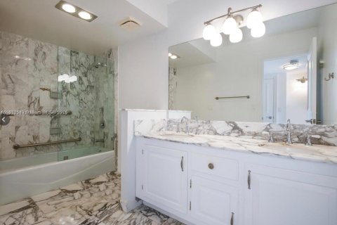 Купить кондоминиум в Бэл-Харбор, Флорида 2 спальни, 128.95м2, № 1923056 - фото 13