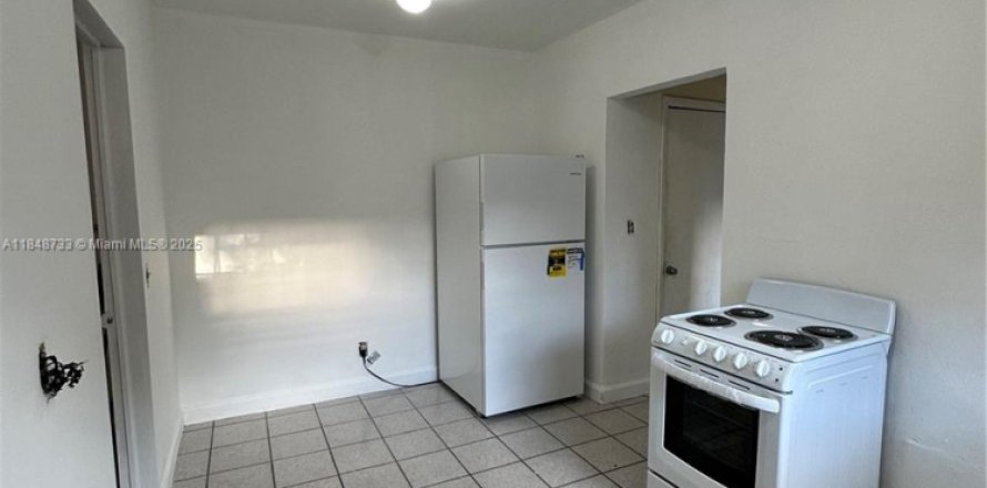 House in Miami, Florida 2 bedrooms, 55.74 sq.m. № 1850343