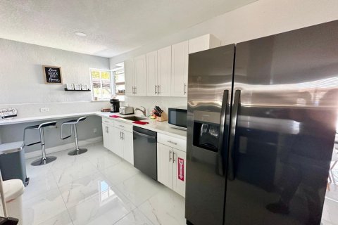 House in West Park, Florida 5 bedrooms, 204.01 sq.m. № 2084153 - photo 12