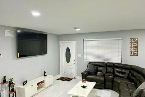 House in West Park, Florida 5 bedrooms, 204.01 sq.m. № 2084153 - photo 3