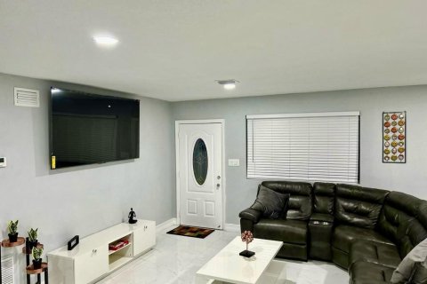 House in West Park, Florida 5 bedrooms, 204.01 sq.m. № 2084153 - photo 4
