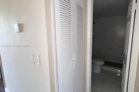 Condominio en alquiler en Miami, Florida, 2 dormitorios, 74.32 m2 № 2053303 - foto 13