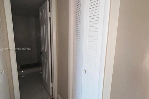 Condominio en alquiler en Miami, Florida, 2 dormitorios, 74.32 m2 № 2053303 - foto 15