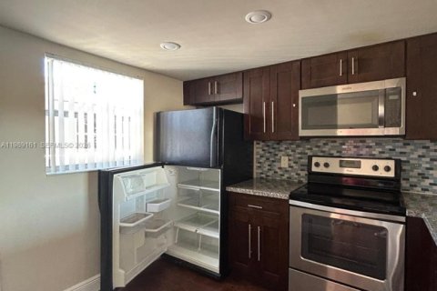 Condominio en alquiler en Miami, Florida, 2 dormitorios, 74.32 m2 № 2053303 - foto 4