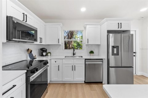 House in Saint Petersburg, Florida 3 bedrooms, 85.47 sq.m. № 1873526 - photo 5