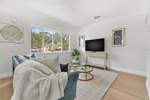House in Saint Petersburg, Florida 3 bedrooms, 85.47 sq.m. № 1873526 - photo 7