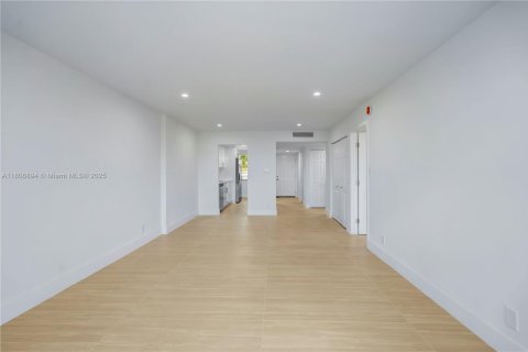 Condo in Lauderdale Lakes, Florida, 2 bedrooms  № 1745854 - photo 15