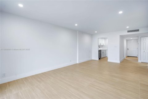 Condo in Lauderdale Lakes, Florida, 2 bedrooms  № 1745854 - photo 14