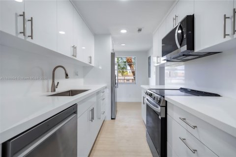 Condo in Lauderdale Lakes, Florida, 2 bedrooms  № 1745854 - photo 1