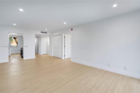 Condo in Lauderdale Lakes, Florida, 2 bedrooms  № 1745854 - photo 13