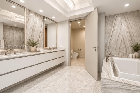 Copropriété à vendre à Bal Harbour, Floride: 2 chambres, 186.64 m2 № 2435230 - photo 8