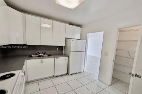 Copropriété à louer à Bal Harbour, Floride: 2 chambres, 128.95 m2 № 2171501 - photo 24