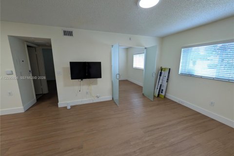 Copropriété à louer à Hollywood, Floride: 2 chambres, 69.58 m2 № 2385079 - photo 9