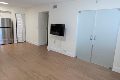 Copropriété à louer à Hollywood, Floride: 2 chambres, 69.58 m2 № 2385079 - photo 3