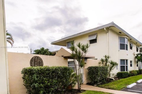 Condo in Fort Lauderdale, Florida, 1 bedroom  № 1950500 - photo 1