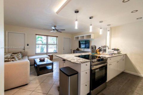 Condo in Fort Lauderdale, Florida, 1 bedroom  № 1950500 - photo 10