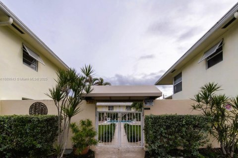 Condo in Fort Lauderdale, Florida, 1 bedroom  № 1950500 - photo 2