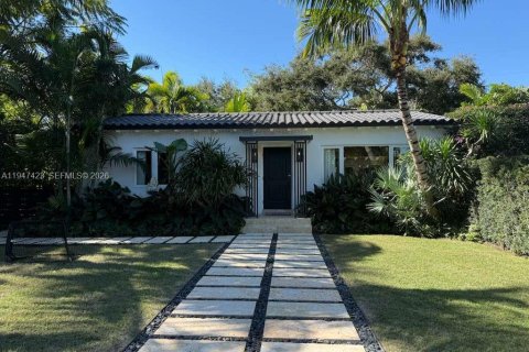 House in Biscayne Park, Florida 3 bedrooms, 139.35 sq.m. № 2003381