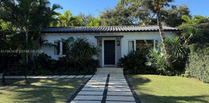 House in Biscayne Park, Florida 3 bedrooms, 139.35 sq.m. № 2003381