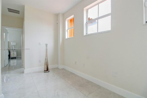 House in Miami, Florida 4 bedrooms, 301.28 sq.m. № 1939170 - photo 22