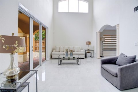 House in Miami, Florida 4 bedrooms, 301.28 sq.m. № 1939170 - photo 17