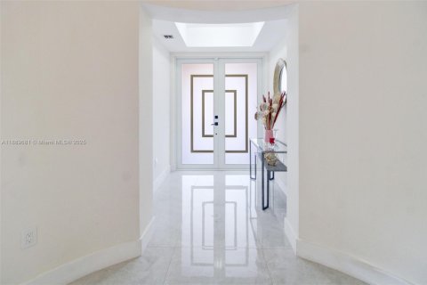 House in Miami, Florida 4 bedrooms, 301.28 sq.m. № 1939170 - photo 5