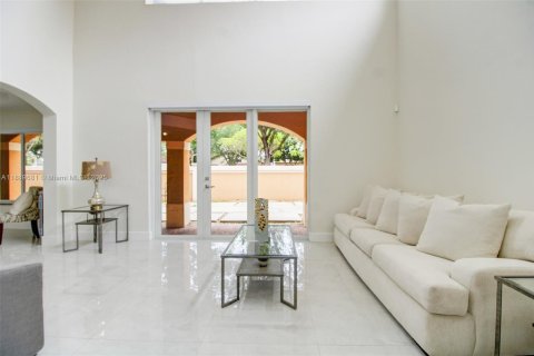 House in Miami, Florida 4 bedrooms, 301.28 sq.m. № 1939170 - photo 19