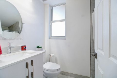 House in Miami, Florida 4 bedrooms, 301.28 sq.m. № 1939170 - photo 16