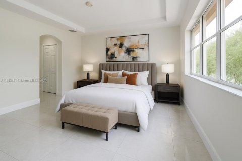 House in Miami, Florida 4 bedrooms, 301.28 sq.m. № 1939170 - photo 28
