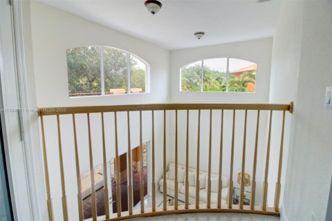 House in Miami, Florida 4 bedrooms, 301.28 sq.m. № 1939170 - photo 23