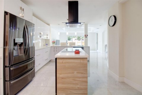 House in Miami, Florida 4 bedrooms, 301.28 sq.m. № 1939170 - photo 13
