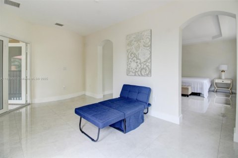 House in Miami, Florida 4 bedrooms, 301.28 sq.m. № 1939170 - photo 29