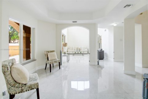 House in Miami, Florida 4 bedrooms, 301.28 sq.m. № 1939170 - photo 10