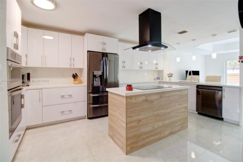 House in Miami, Florida 4 bedrooms, 301.28 sq.m. № 1939170 - photo 12