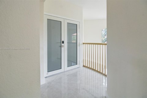 House in Miami, Florida 4 bedrooms, 301.28 sq.m. № 1939170 - photo 25