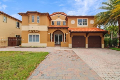 House in Miami, Florida 4 bedrooms, 301.28 sq.m. № 1939170 - photo 1
