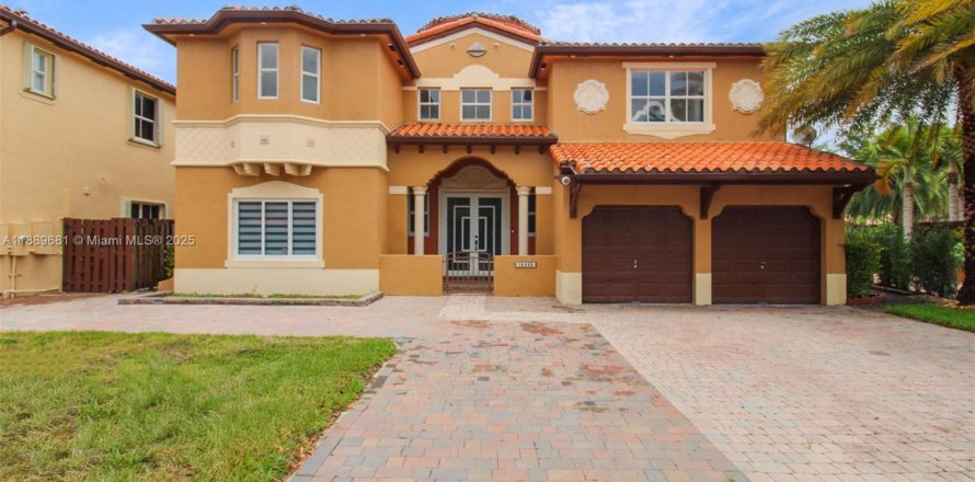 House in Miami, Florida 4 bedrooms, 301.28 sq.m. № 1939170