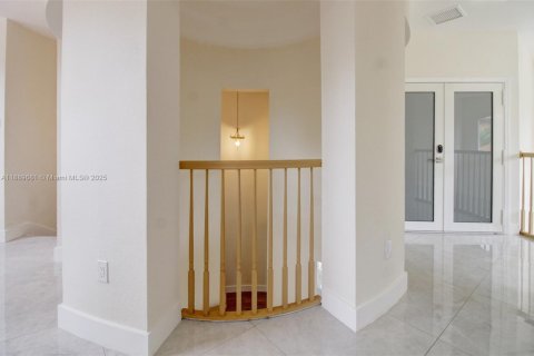 House in Miami, Florida 4 bedrooms, 301.28 sq.m. № 1939170 - photo 24