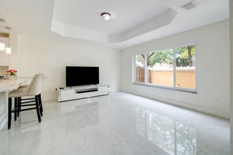 House in Miami, Florida 4 bedrooms, 301.28 sq.m. № 1939170 - photo 11