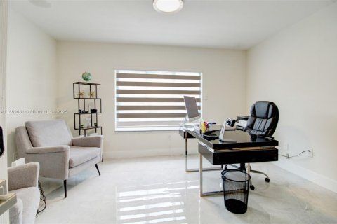 House in Miami, Florida 4 bedrooms, 301.28 sq.m. № 1939170 - photo 15