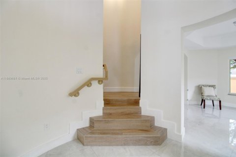 House in Miami, Florida 4 bedrooms, 301.28 sq.m. № 1939170 - photo 8