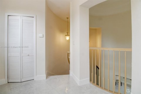 House in Miami, Florida 4 bedrooms, 301.28 sq.m. № 1939170 - photo 21