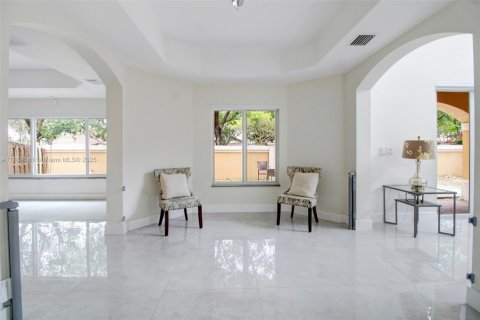House in Miami, Florida 4 bedrooms, 301.28 sq.m. № 1939170 - photo 9