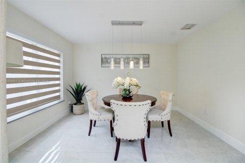 House in Miami, Florida 4 bedrooms, 301.28 sq.m. № 1939170 - photo 18